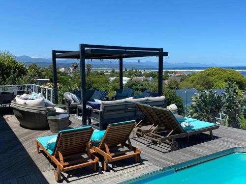 Gallery image of Lasalle holiday home (Sun, Beach, Views, Fun for everyone!) in Plettenberg Bay