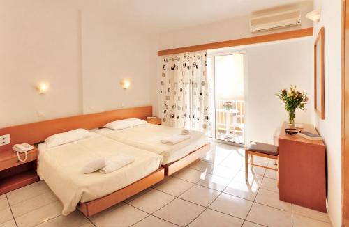 Ένα ή περισσότερα κρεβάτια σε δωμάτιο στο Carina Hotel