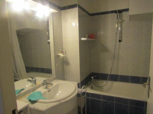 La salle de bains est pourvue d'un lavabo, d'une douche et d'une baignoire. dans l'établissement OURSON 25, à Enchastrayes