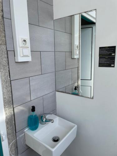 Bilik mandi di By Doors Hostel