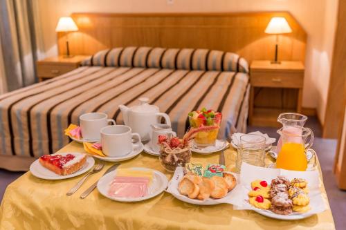 
Breakfast options available to guests at Hotel Astor
