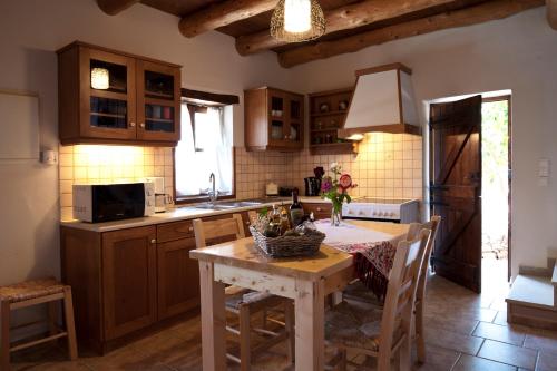 Η κουζίνα ή μικρή κουζίνα στο Citrea Villa