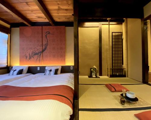 Ένα ή περισσότερα κρεβάτια σε δωμάτιο στο Machiya Kikunoya