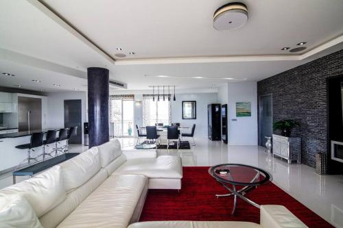 Χώρος καθιστικού στο Skyline Luxury 5 Star Condo