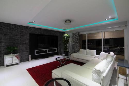 Χώρος καθιστικού στο Skyline Luxury 5 Star Condo