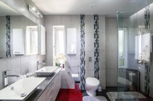 Ένα μπάνιο στο Skyline Luxury 5 Star Condo