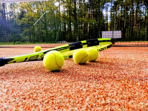 Tenis a/nebo squash v ubytování Domek Quatro Brzezinki nebo okolí