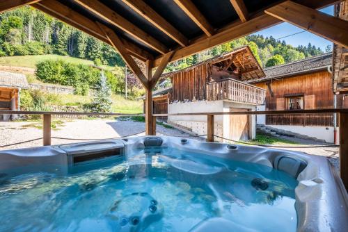 une baignoire jacuzzi au milieu d'une maison dans l'établissement Ferme de Margot Morzine - by EMERALD STAY, à Morzine