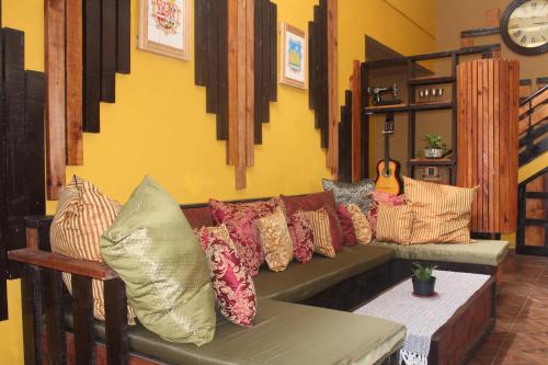 a living room with a couch filled with pillows at Casa Bonita Hotel y Hostal in Córdoba