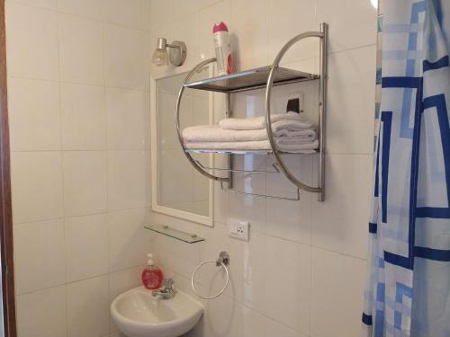 a bathroom with a sink and a mirror at La Casa de Justi in Huancayo