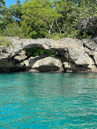 a cave in the side of a body of water at Casa Lambí in Cabrera