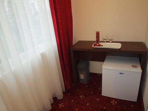 una habitación con una mesa y una mesa con copas de vino en Hotel Marie, en Mamaia
