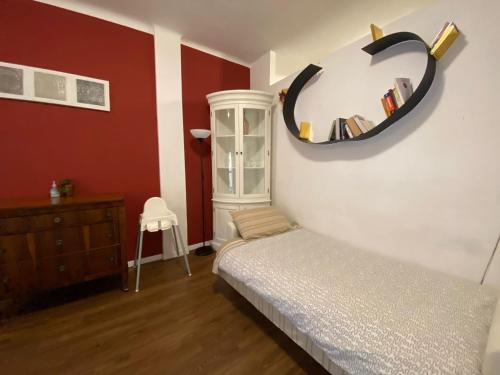 sypialnia z łóżkiem i lustrem na ścianie w obiekcie Casina Nel Borgo w Bolonii