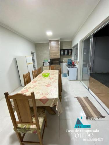 een keuken en eetkamer met een tafel en stoelen bij Casa Toledo in Olímpia