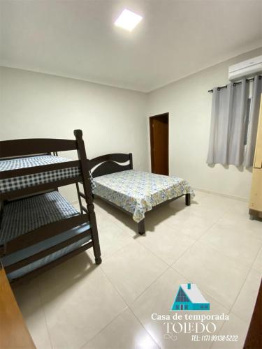 een slaapkamer met 2 stapelbedden in een kamer bij Casa Toledo in Olímpia