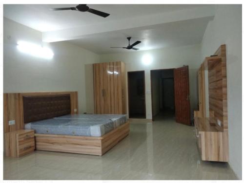 una camera da letto con un letto e un ventilatore a soffitto di Shiv Gauri Home Stay a Rishikesh
