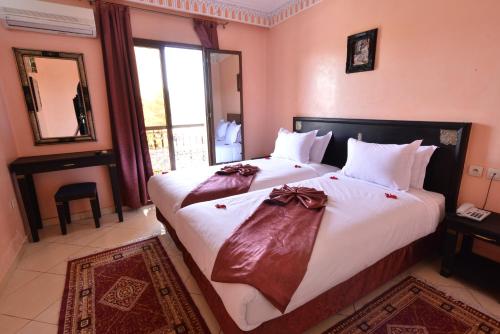 Ліжко або ліжка в номері Hotel El Hadna By HMS