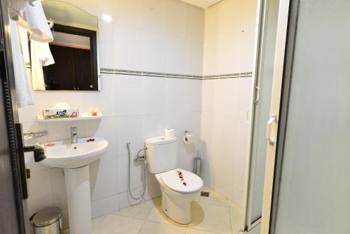 Hotel El Hadna By HMS في مراكش: حمام مع مرحاض ومغسلة