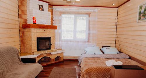 Habitación con 2 camas y chimenea en Family House Volosianka, en Volosyanka