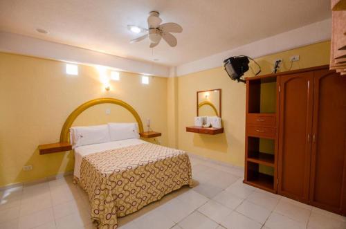 sypialnia z łóżkiem i komodą w obiekcie Hotel Central w mieście Puebla