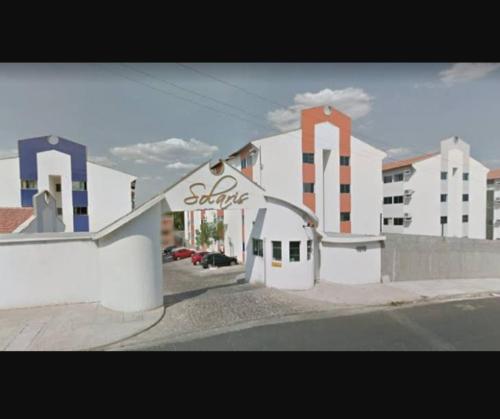 uma representação de um grande edifício branco com uma garagem em Solaris Sul em Teresina
