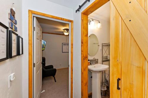 ein Bad mit einem Waschbecken und einem Spiegel in der Unterkunft DoorMat Vacation Rentals - Brother Bear Cabin with free WIFI! in Big Bear City