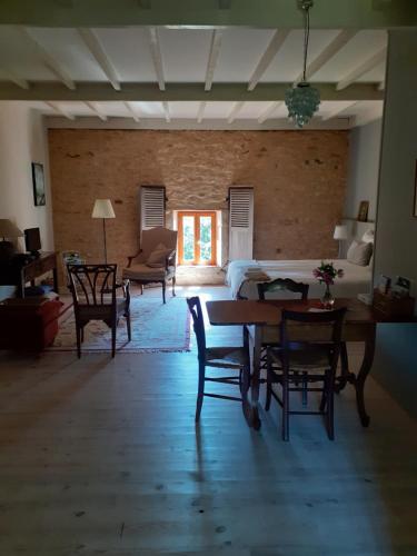 uma sala de estar com uma mesa e cadeiras e um quarto em Maison Frankrijk em Couloutre
