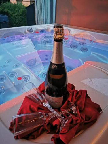 - une bouteille de vin assise sur une table dans l'établissement Chez Monique et Jean-Claude, à Pézarches