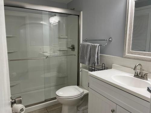 een badkamer met een douche, een toilet en een wastafel bij 2 Bed 2 Bath Beach Front Condo with Fantastic Amenities at Myrtle Beach Resort in Myrtle Beach