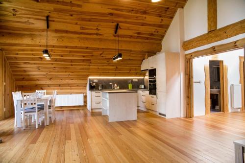 Η κουζίνα ή μικρή κουζίνα στο Luxusní srub až 24 lůžek - Sruby-lipno