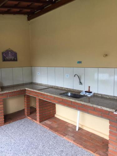 een aanrecht met spoelbak in een kamer bij chácara legal in Socorro