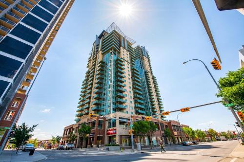 um edifício alto na esquina de uma rua da cidade em Stylish Downtown Condos by GLOBALSTAY em Calgary