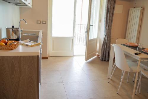 a kitchen and dining room with a table and chairs at Country House Ca'Balsomino in Urbino
