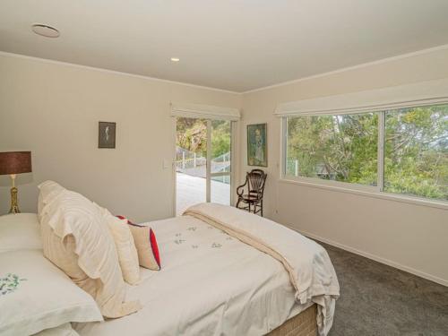 A bed or beds in a room at Hosts on the Coast Puriri Pride