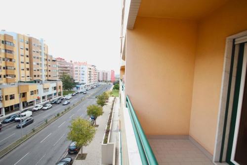 Balkon atau teras di Cozy Red Telheiras Apartment