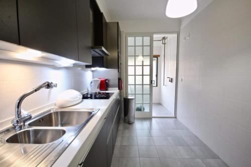 Dapur atau dapur kecil di Cozy Red Telheiras Apartment