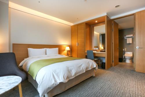 เตียงในห้องที่ Inje Speedium Hotel & Resort