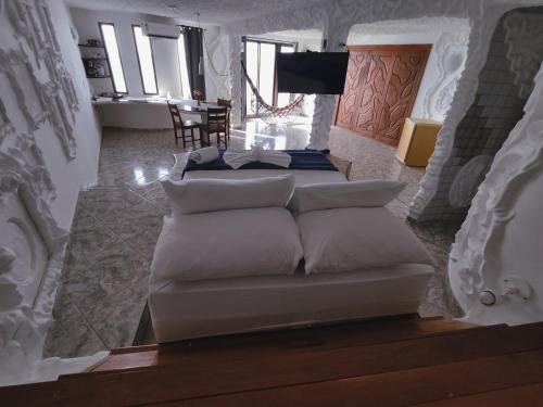 un soggiorno con divano e cuscini di Suítes Bela Vista a Japaratinga
