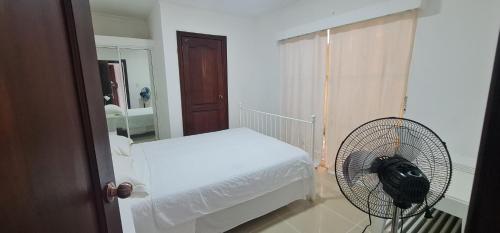 een kamer met een ventilator in de hoek van een kamer bij The Rose in paradise I in Punta Cana