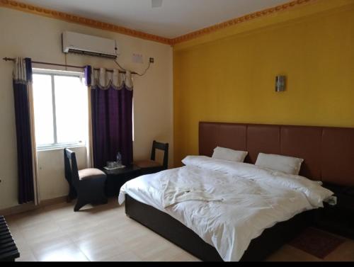 Uma cama ou camas num quarto em Hotel Joshi