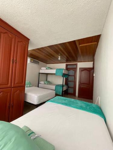 een slaapkamer met 2 bedden en 2 stapelbedden bij Casa Marina Espectacular Casa Completa in Valledupar