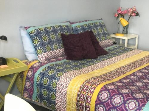 Katil atau katil-katil dalam bilik di Cosy Caversham Retreat