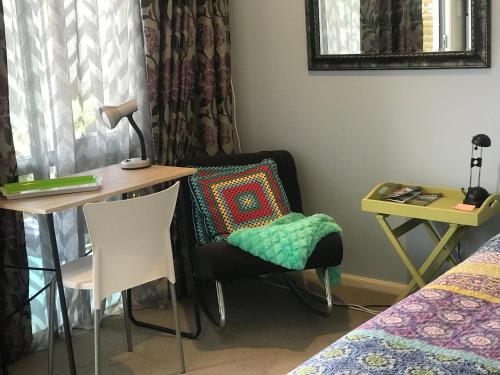 Ruang duduk di Cosy Caversham Retreat