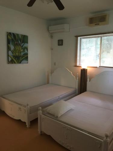 Katil atau katil-katil dalam bilik di beach house Cg7p
