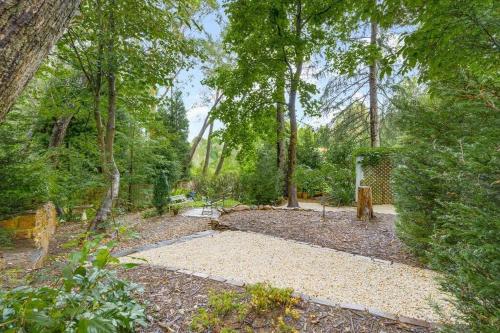 a garden with a path in the middle of a forest at Abbey House - 3BR/sleeps 8 - South Leura in Leura