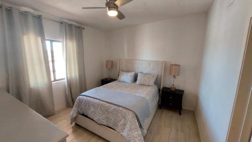ein Schlafzimmer mit einem Bett und einem Deckenventilator in der Unterkunft El Pueblo D-303 By Monte vista, Rocky Point in Puerto Peñasco