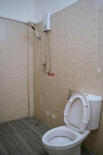 a bathroom with a toilet and a shower at ลีลา รีสอร์ท in Lam Luk Ka
