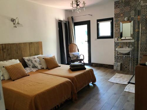 Ένα ή περισσότερα κρεβάτια σε δωμάτιο στο L Atelier gîte 3 étoiles avec piscine Le Jas des Oliviers