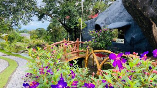 Un jardín fuera de Treehouse Tabor Hills Resort Vagamon