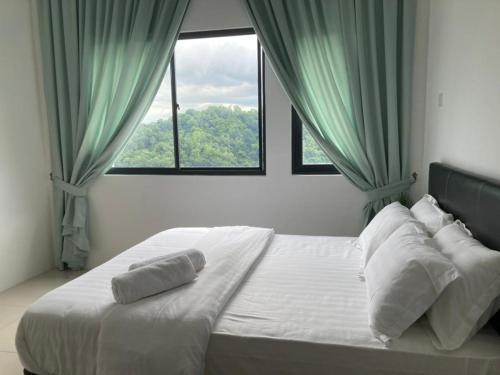 - une chambre avec un grand lit et des rideaux verts dans l'établissement ASR HOMES, iCON RESIDENCE, à Kuala Terengganu